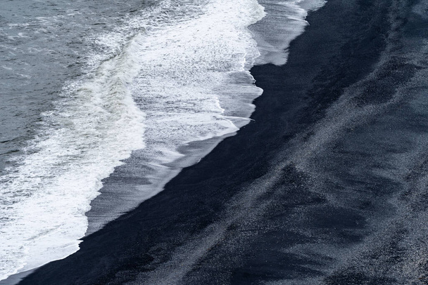 Αεροφωτογραφία της παραλίας της μαύρης άμμου κοντά στο Vik όπως φαίνεται από το Dyrholaey Iceland - Φωτογραφία, εικόνα