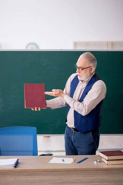 Starý učitel před zelenou tabulí - Fotografie, Obrázek