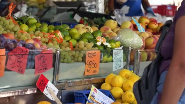 Menschen kaufen Lebensmittel auf dem Markt - Filmmaterial, Video