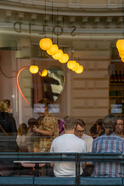 Helsinki, Finnland 22. August 2023 Menschen in einem trendigen Café im Designviertel. - Foto, Bild