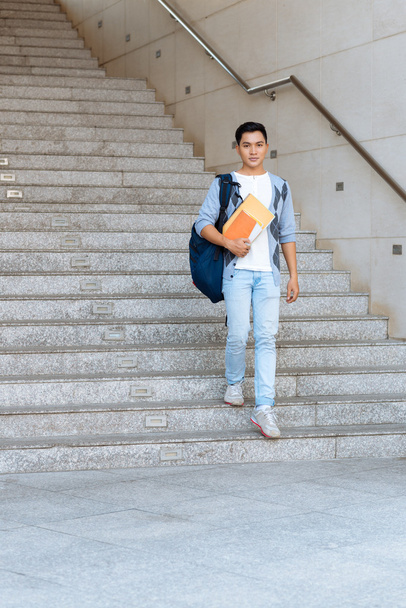 Студент с рюкзаком и книгами
 - Фото, изображение