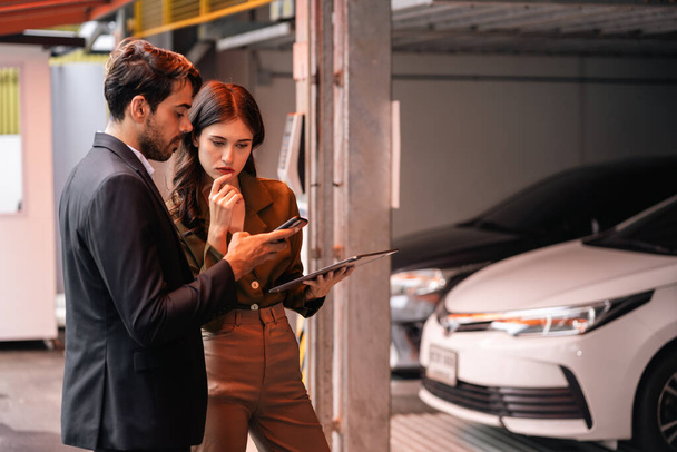 Car salesman talking to male customer - Foto, Bild