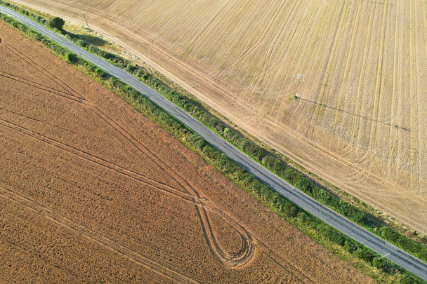 İngiltere 'nin Luton şehrinin yakınlarındaki kırsal arazide İngiliz Tarım Çiftliklerinin Yüksek Açı Görüntüsü İngiltere Büyük Britanya. Görüntüler İHA 'nın Kamerasıyla 19 Ağustos 2023' te çekildi. - Fotoğraf, Görsel