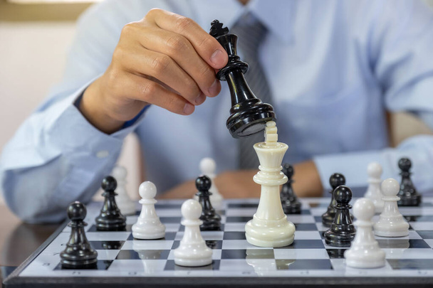 käsi liikkuu shakki strategia ja taktiikka voittaa vihollinen, pelata taistelu aluksella peli, liiketoimintamahdollisuus kilpailu strateginen haaste käsite. - Valokuva, kuva