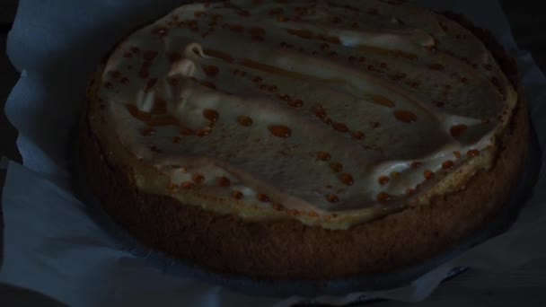 Gâteau au fromage classique avec meringue sur fond de papier blanc. Gâteau au fromage fait maison avec des gouttes de caramel. Cuisiner desserts et gâteaux. Des confiseries. Vue du dessus. - Séquence, vidéo