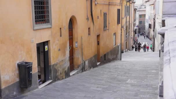Pessoas caminhando em Siena
 - Filmagem, Vídeo