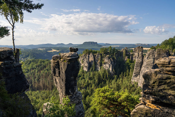 Pohled na Bastei a skalní útvary v údolí Labe, Národní park Saské Švýcarsko, Německo - Fotografie, Obrázek