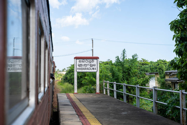 Habaraduwa Vlakové nádraží na Srí Lance, běžná forma dopravy. Kvalitní fotografie - Fotografie, Obrázek