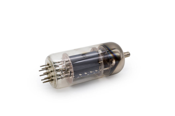 Alte elektronische Vakuumröhre mit Deckelanschlüssen für höhere Spannungen an einer Anode liegt auf weißem Hintergrund - Foto, Bild