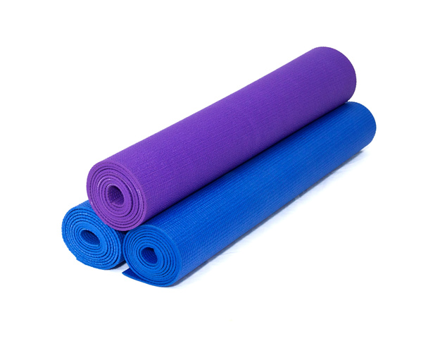 Trois tapis d'exercice de yoga roulés empilés sur blanc
 - Photo, image