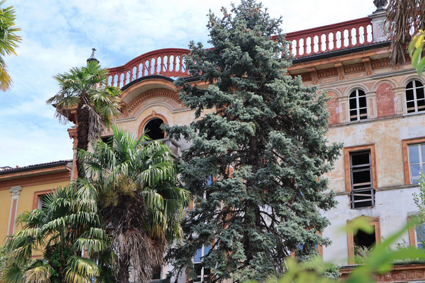 Заброшенное здание в центре города Белладжио, бывший "Отель Grand Bretagne" - Фото, изображение