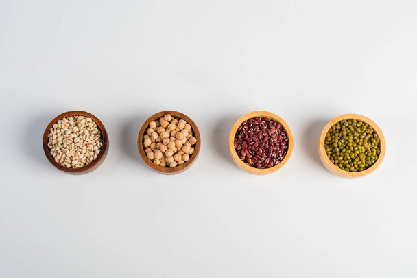 Mung fazole, červené fazole, cizrna zdroj a loupaný ječmen v košíku dřevěné izolované na bílém pozadí - Fotografie, Obrázek