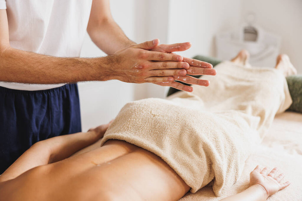 Close-up shoot van een vrouw het krijgen van een relax massage met etherische olie in de schoonheidssalon. - Foto, afbeelding