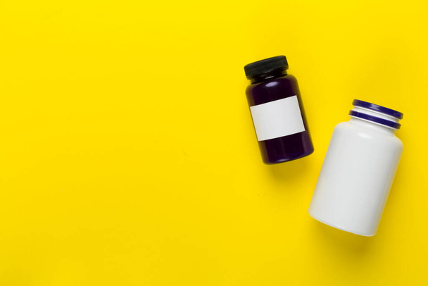 Bottiglie di plastica con vitamine su sfondo a colori, vista dall'alto - Foto, immagini