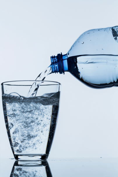 pour water into a glass - Foto, immagini