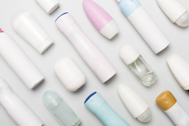 Muchos desodorantes diferentes en el fondo de color, vista superior - Foto, imagen