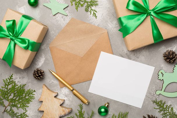 Enveloppe artisanale avec décoration de Noël sur fond béton, vue de dessus. - Photo, image