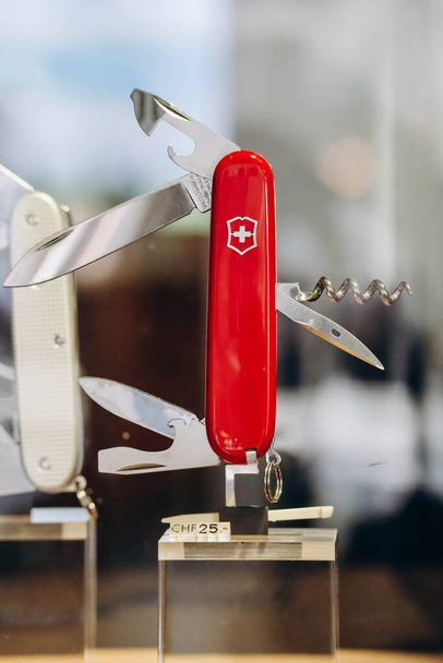 Lucerna, Suiza - 10 de agosto de 2023: Victorinox cuchillos suizos famosos - Foto, Imagen
