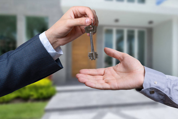 Покупатели забирают ключи от дома у продавцов. Продажа дома, аренда дома и покупка идей - Фото, изображение
