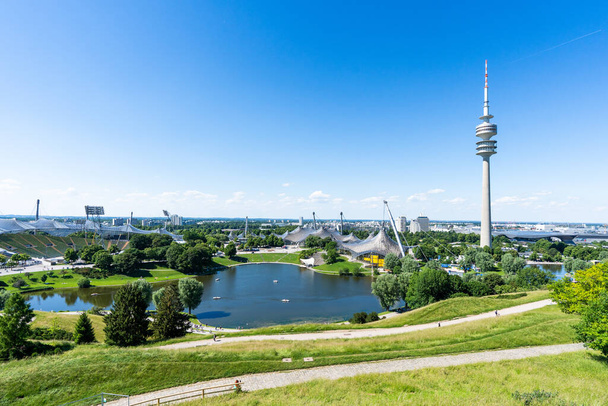 Münih, Bavyera Almanya 'da Olympia Tower Olympiaturm ile Olympia Park manzarası. Yüksek kalite fotoğraf - Fotoğraf, Görsel