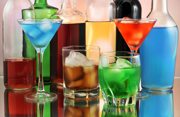 Variedade de bebidas alcoólicas
 - Foto, Imagem