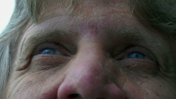 Вірний старший чоловік з блакитними очима дивиться в небо, показує мудрість і вік - Фото, зображення