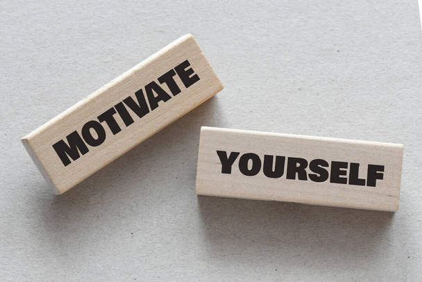 Kendini motive et. Kavramsal sözcükler kendinizi ahşap bloklarda motive eder. - Fotoğraf, Görsel