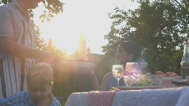 Familie plaudert im heimischen Garten - Filmmaterial, Video