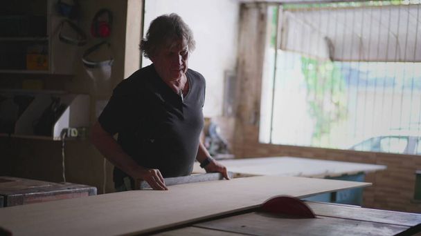 mestre carpinteiro trabalhando em sua madeira ou oficina
 - Foto, Imagem