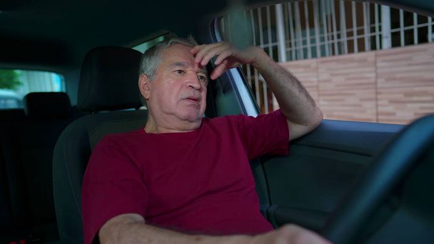 Besorgter älterer Mann im Fahrzeuginnenraum leidet unter Sorgen und Reue. Ältere Menschen, die sich an Traumata erinnern, kämpfen mit Depressionen und psychischen Erkrankungen - Foto, Bild