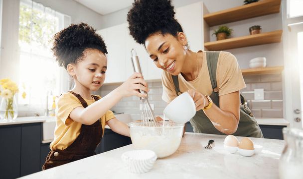 Дитина, мати та випічка на кухні, викладання та навчання з підтримкою, розвитком та сніданком. Кекс, кулінарія та кухар хлопчика допомагають щасливій мамі, змішуючи миску для молока та яєць рецепт вранці - Фото, зображення