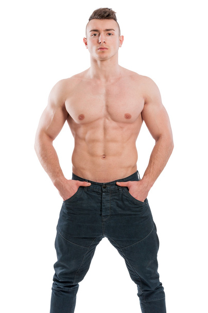 Μυώδης και shirtless ανδρικό πρότυπο στέκεται - Φωτογραφία, εικόνα