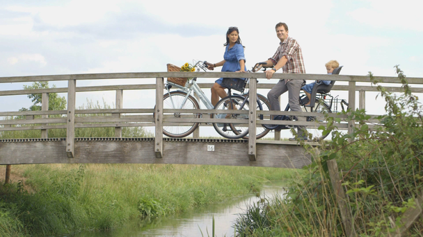 Familie mit Fahrrädern - Filmmaterial, Video