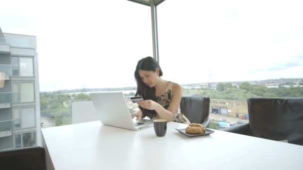 Woman using laptop - Materiał filmowy, wideo