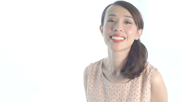 fiatal nő mosolyog - Felvétel, videó