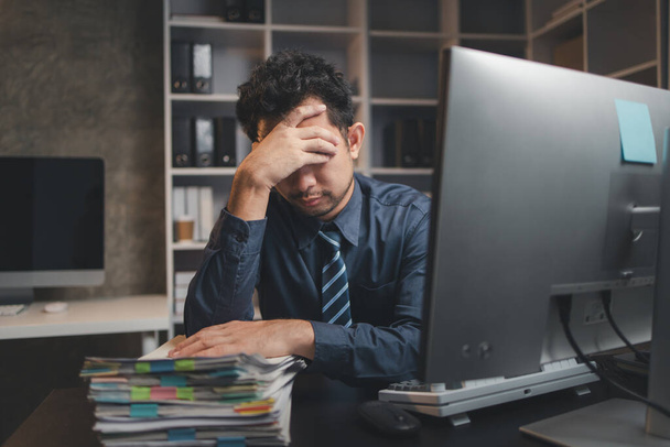 Startup-yrityksen työntekijät tekevät ylitöitä ja työtä, mikä aiheuttaa stressiä ja väsymystä työstä, toimistosyndroomasta ja uuvuttavasta työstä. Ylityön käsite ja toimiston oireyhtymä. - Valokuva, kuva