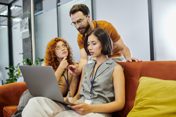 szakállas csapat vezet mutató laptop közelében fiatal nők tervezése startup projekt coworking iroda - Fotó, kép