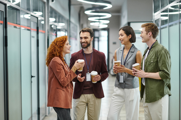 счастливый бизнес-команда с напитками на вынос говорить во время кофе-брейка в современном офисе - Фото, изображение