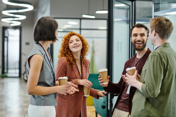 business team di successo con tazze di carta sorridente e parlare durante la pausa caffè in ufficio - Foto, immagini