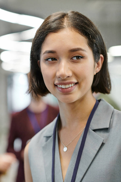 boldog barna nő néz félre a modern irodában, üzleti siker, szakmai fejlövés - Fotó, kép