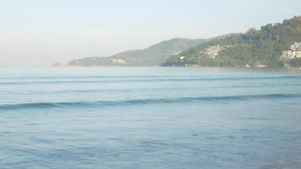Praia de areia branca tropical bonita com céu azul e fundo de nuvem branca no início da manhã. Verão férias e natureza ambiente fundo conceito. - Filmagem, Vídeo
