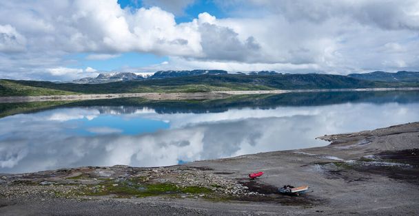 jezioro sysenvatnet na Hardangervidda w Norwegii z odbiciem gór pokrytych śniegiem - Zdjęcie, obraz