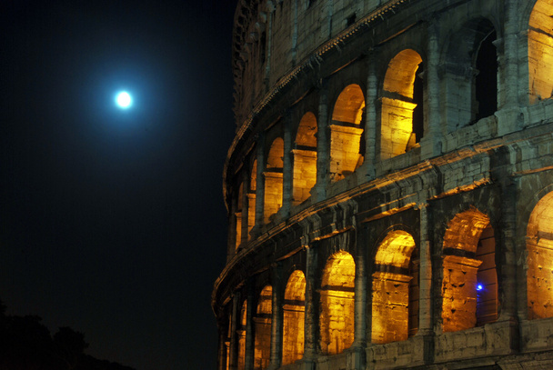 Колизей и Луна
 - Фото, изображение