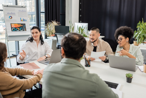 glückliche multikulturelle Geschäftsleute diskutieren Projekt und Brainstorming über modernes Coworking Office - Foto, Bild