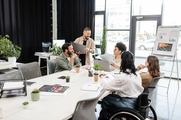 Gründerteam diskutiert über Projekt und Ideenaustausch, Geschäftsfrau im Rollstuhl - Foto, Bild
