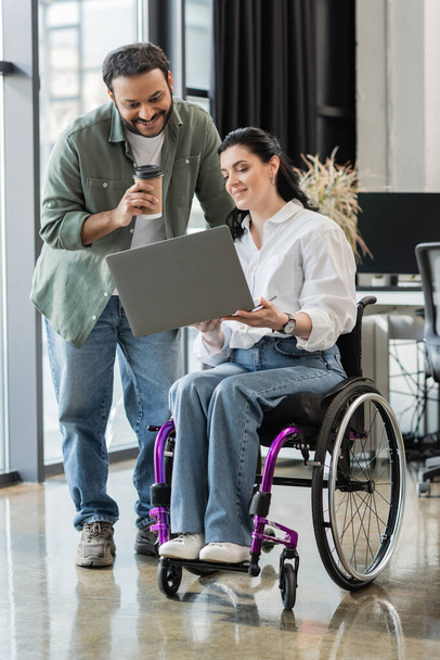 feliz empresario indio discutiendo proyecto de startup con mujer discapacitada en silla de ruedas, inclusión - Foto, imagen