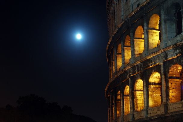 Луна в Колизее
 - Фото, изображение