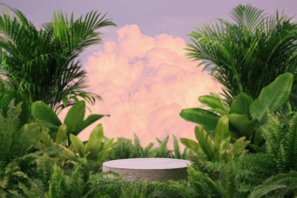 Сюрреалистический бетонный подиум с лесной растительностью размыл фон облачного розового неба.. - Фото, изображение