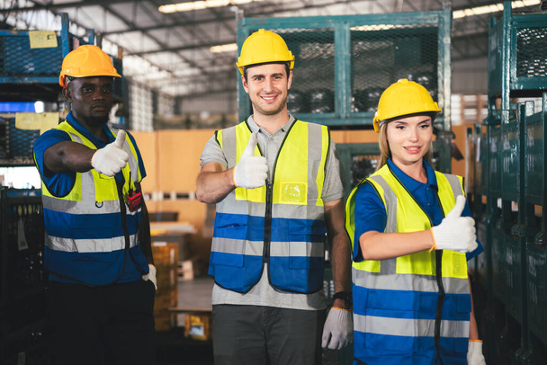 Diverzum raktár és gyári dolgozók csoportja, akik együtt dolgoznak a raktárban, férfi és női raktár dolgozóinak csapatmunkája, akik a szállítási és logisztikai iparban dolgoznak. - Fotó, kép