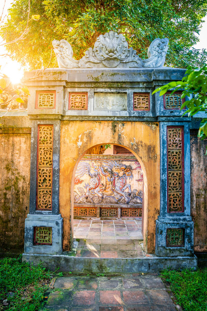 Традиційні ворота на місці гробниці Ту-Дюк у В'єтнамі - Фото, зображення